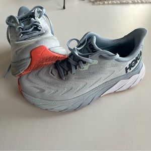 hoka arahi 6 running shoe